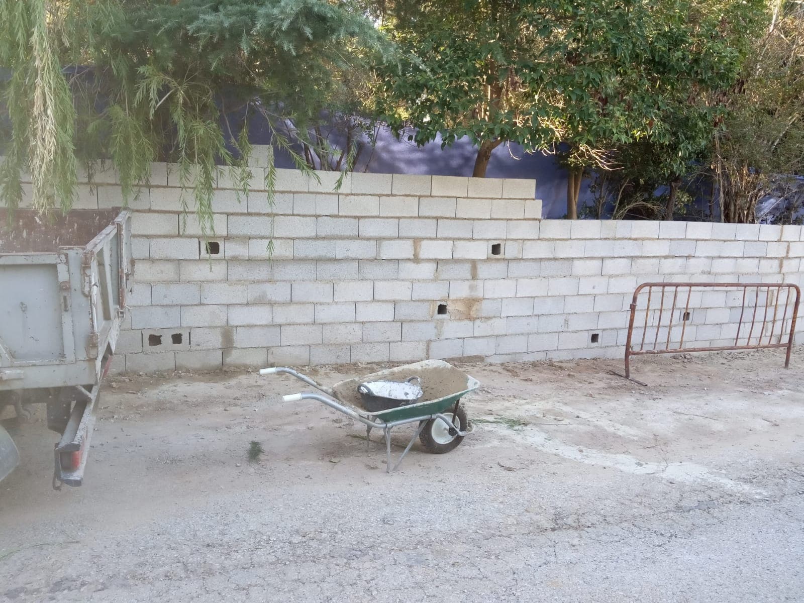 Muro en construcción con bloques antes del acabado